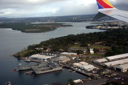 Přelétáváme slavný Pearl Harbor, kde Japonci v roce 1941 zaútočili na americké lodě.
